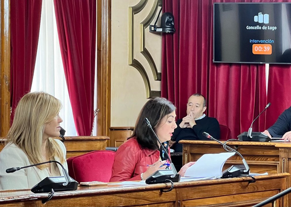 Elena Candia, durante el pleno extraordinario del Concello de Lugo