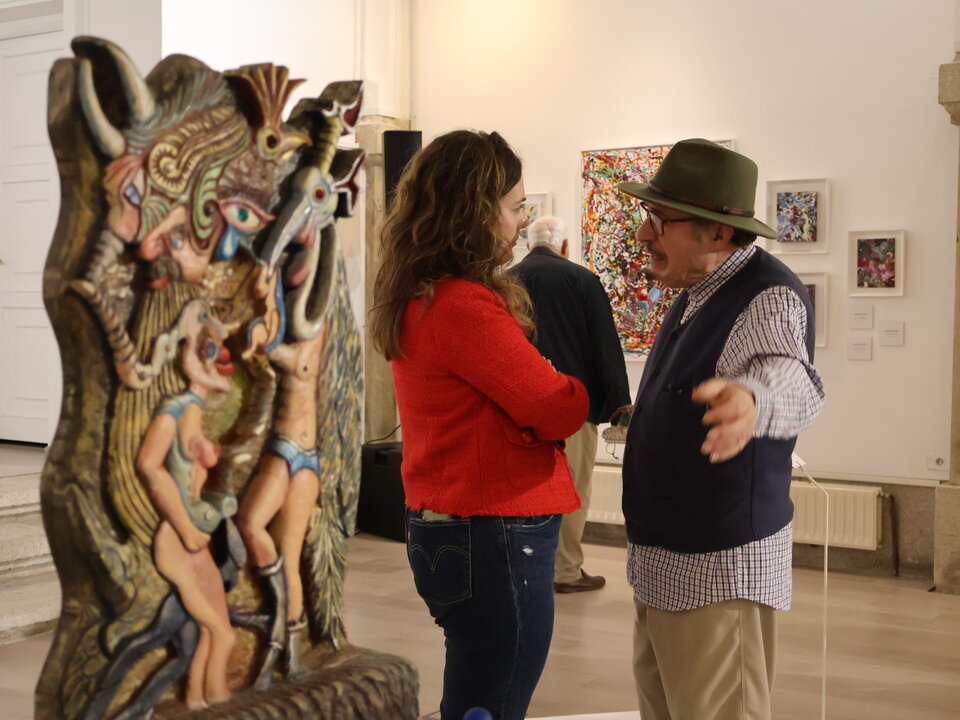 José María Lugilde dialoga con Iria Castro en la Capela de Santa María