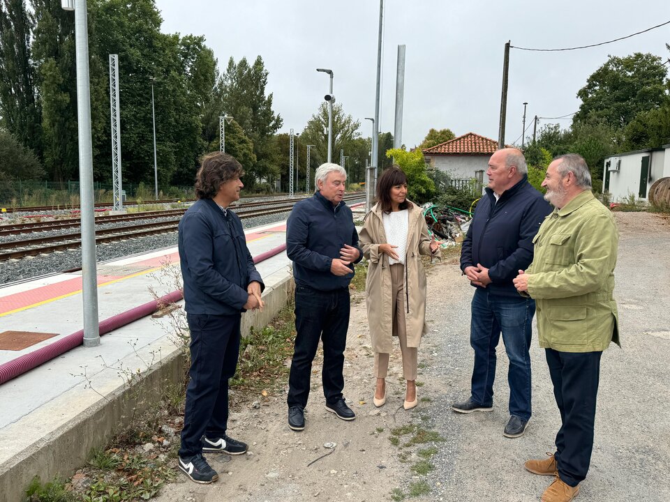 Senadores e concelleiros PP Sarria nas inmediacións da estación de Oural