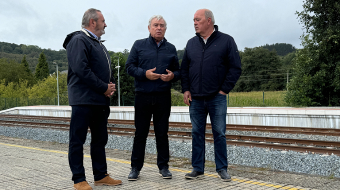 Los senadores Barreiro, Balseiro y Serrano, al lado de una vía del tren.