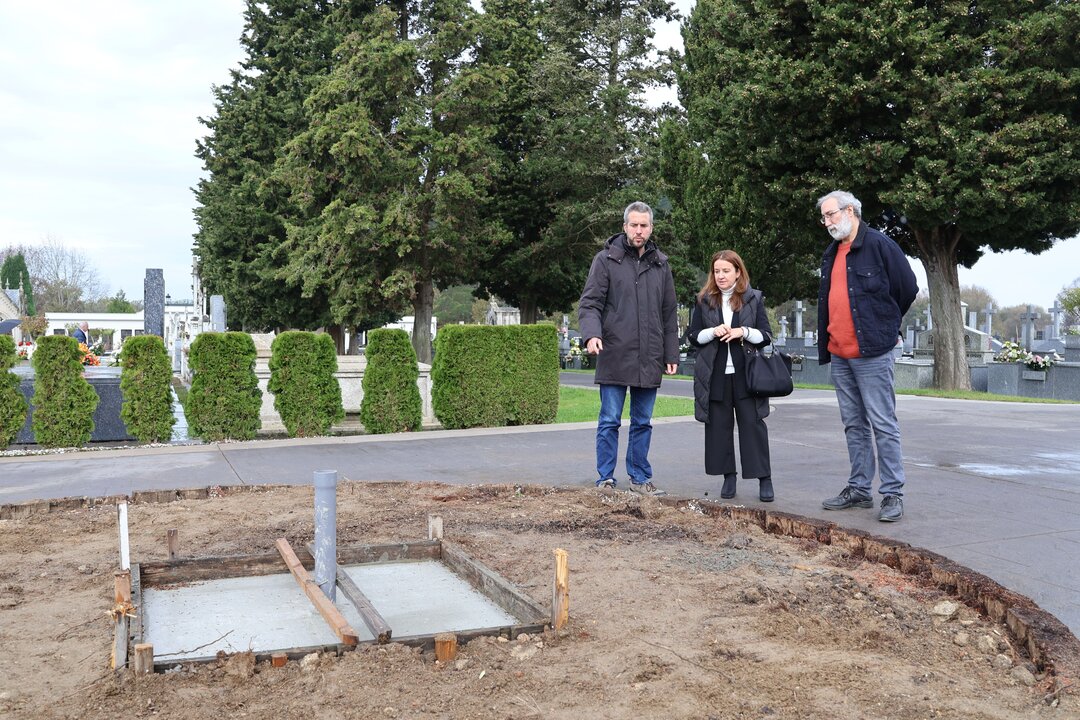 Arroxo, López y Penas contemplan el lugar en el que se colocará la escultura