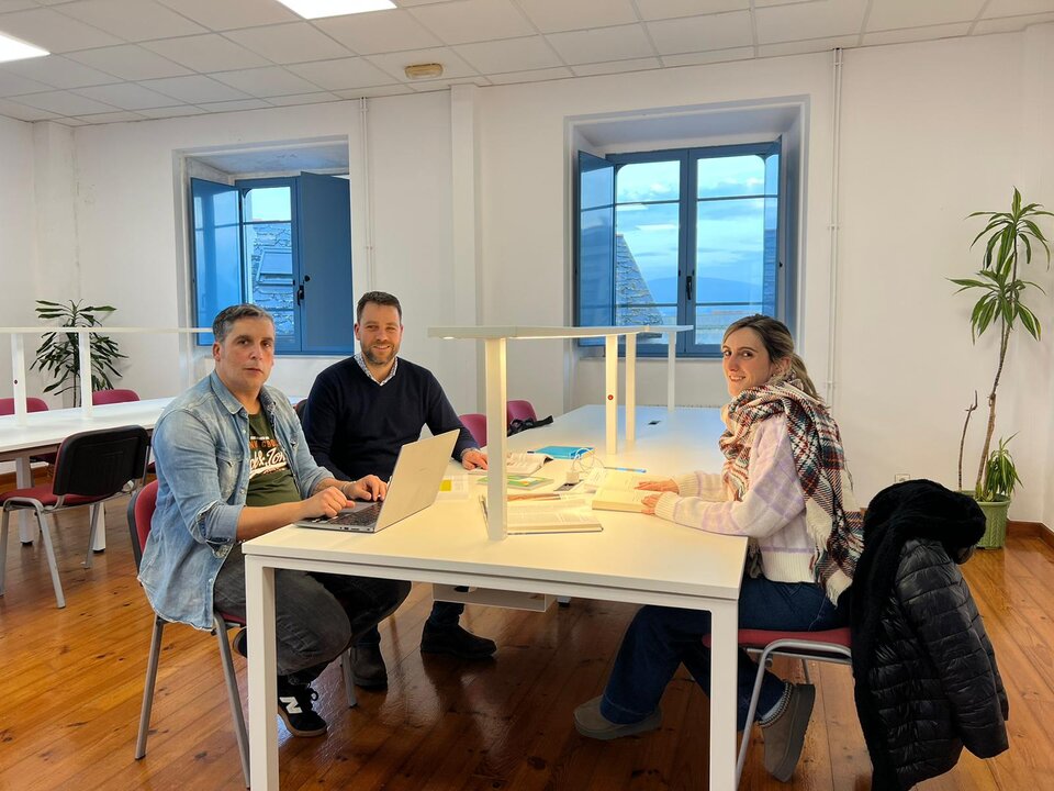 161124 FRAN CAJOTO, INÉS LÓPEZ E ÁNGEL FERNÁNDEZ NA SALA DE ESTUDOS DA BIBLIOTECA MUNICIPAL DE FOZ