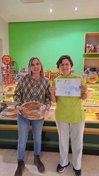 María Xosé Fernández, con uno de los roscones de VIlalba que ya dispone de licencia de artesanía alimentaria