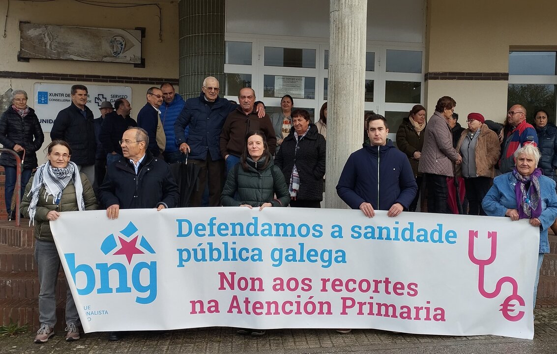 La manifestación para protestar por la falta de personal en el Centro de Saúde de O Páramo fue convocada por el BNG