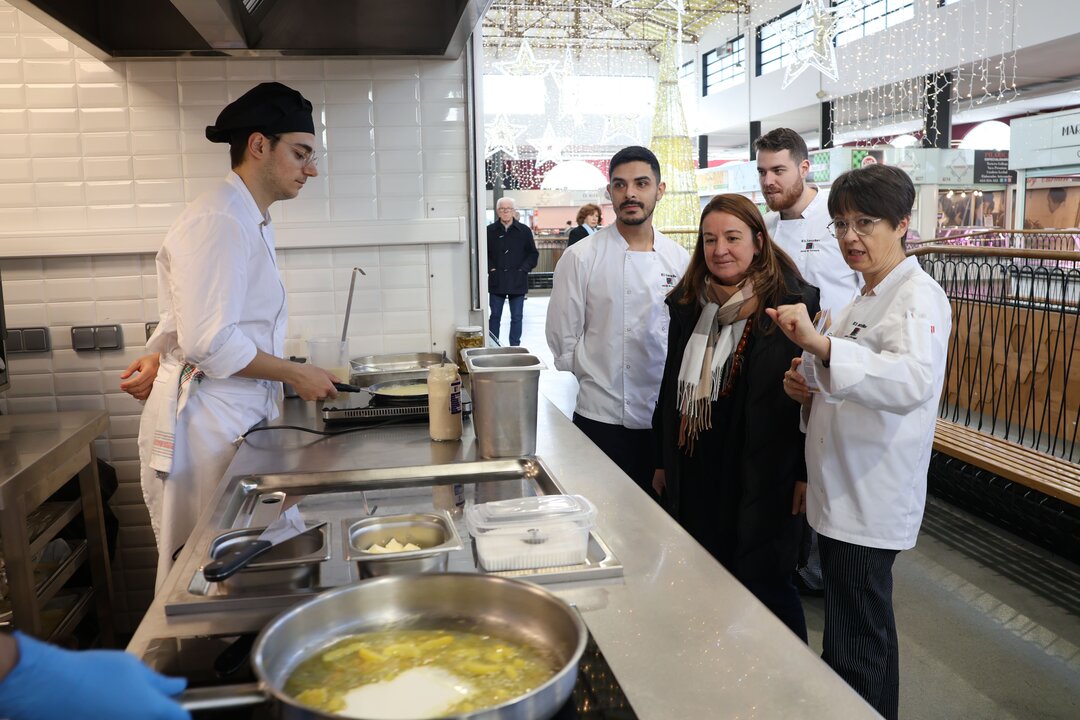 Showcooking de alumnos del IES Sanxillao en la Praza de Abastos