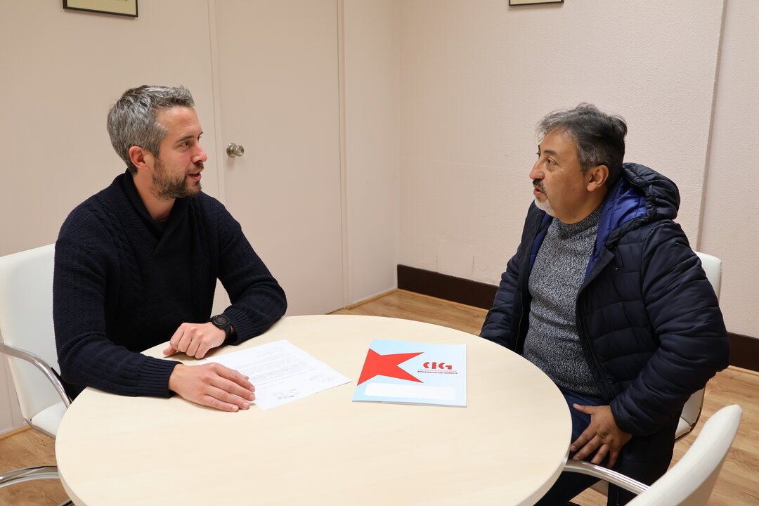 Rubén Arroxo, con el representante de CIG de Correos