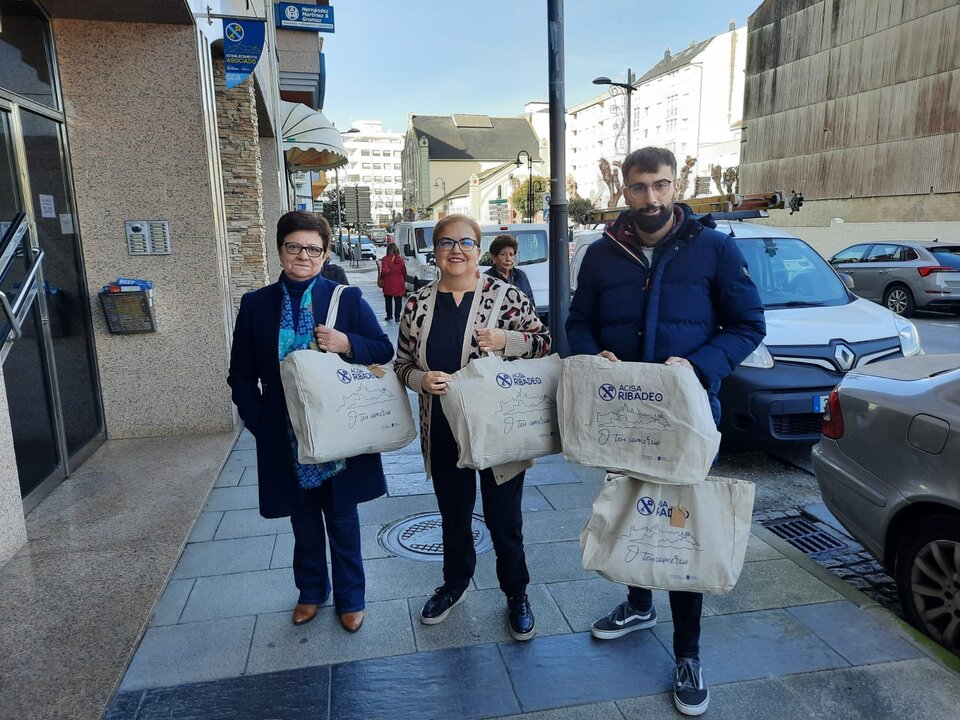 231124 Foto entrega bolsas Acisa Ribadeo