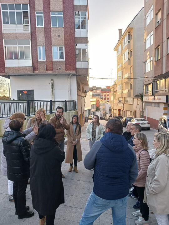 Miembros del PP con los vecinos de la Calzada da Ponte