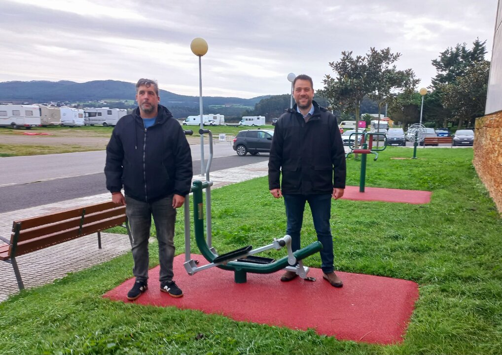 041224 FRAN CAJOTO E ÁNGEL FERNÁNDEZ NA ÁREA DE XOGOS BIOSAUDABLES XUNTO Á PISCINA MUNICIPAL DE FOZ (2)