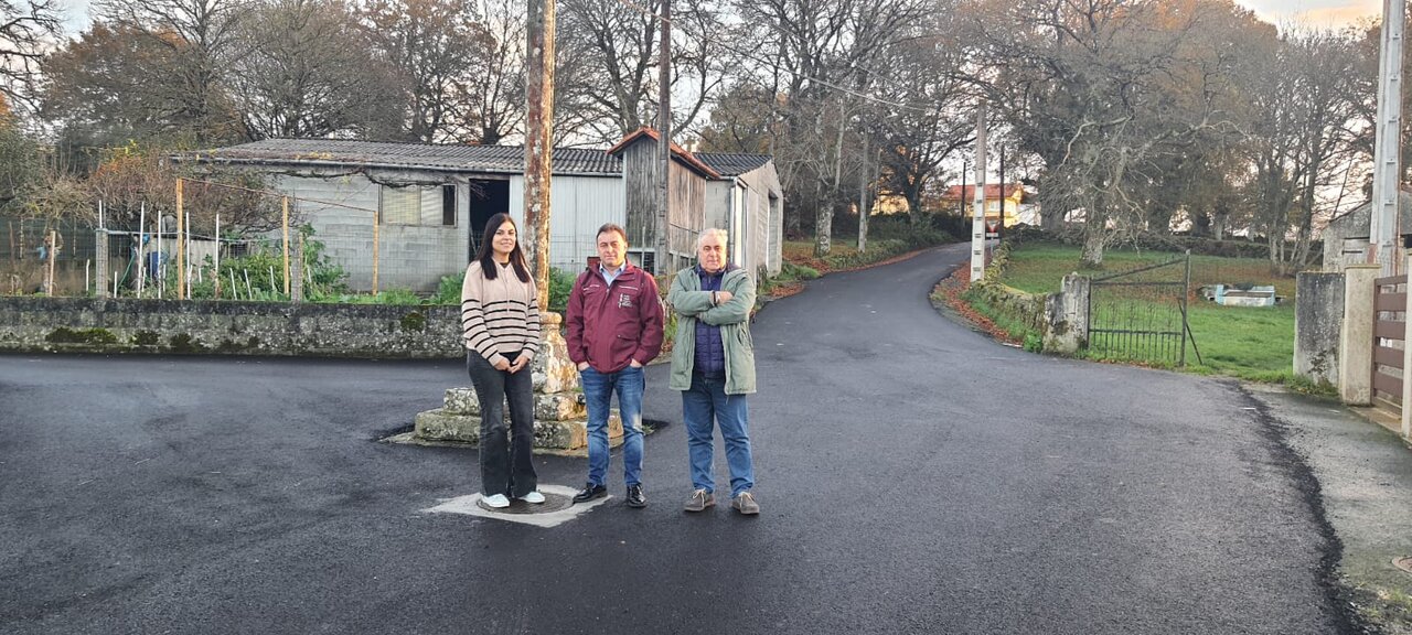 Eloy Pérez, alcalde de Monterroso, supervisa las obras del camino a Esporiz acompañado por dos concelleiros