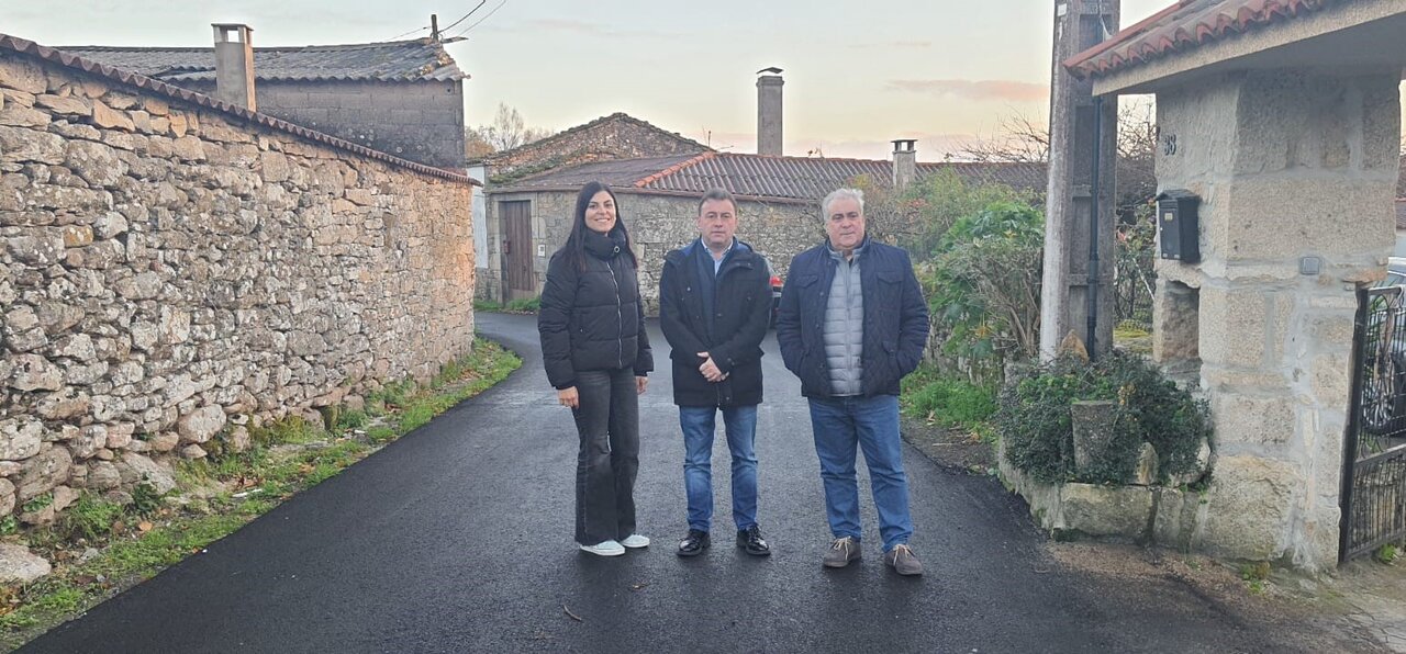 Eloy Pérez, alcalde de Monterroso, visita las obras del camino de Pedraza junto con dos concelleiros