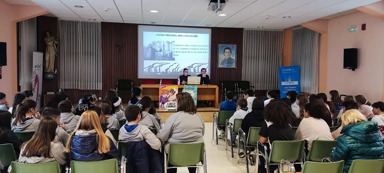 La charla de la UNED Lugo en el Colegio Maristas fue impartida por dos biólogos