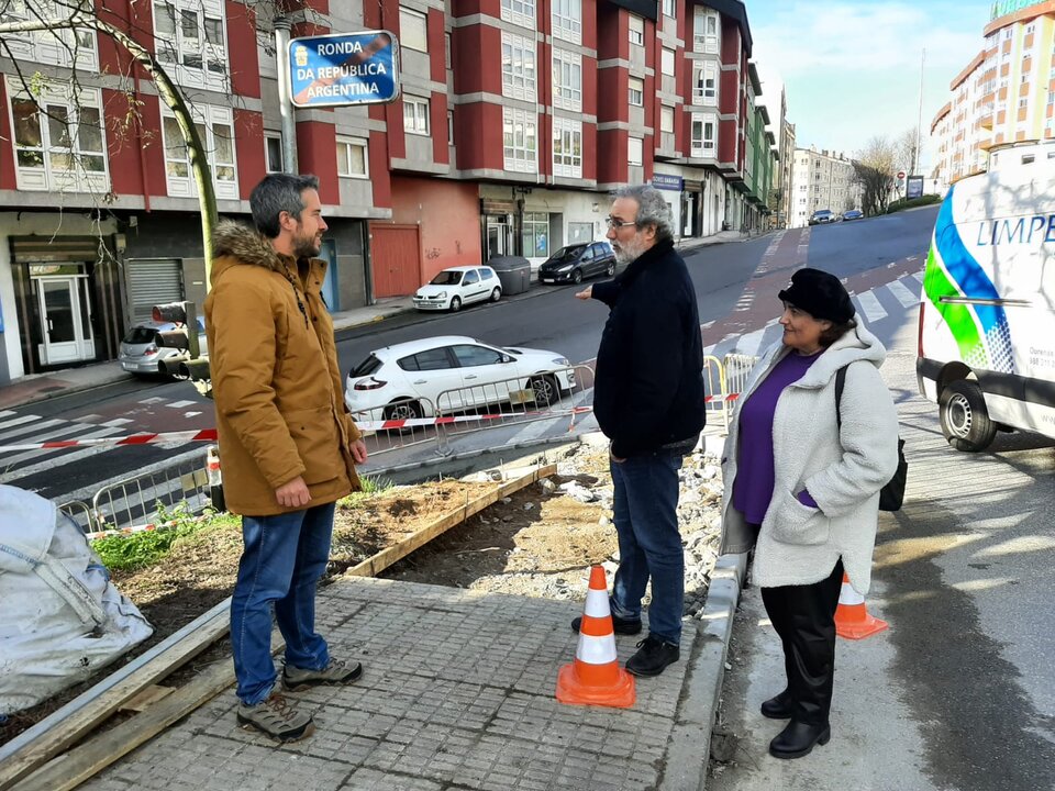 Rubén Arroxo y Alexandre Penas visitaron los trabajos de renovación de aceras de la Ronda República Argentina