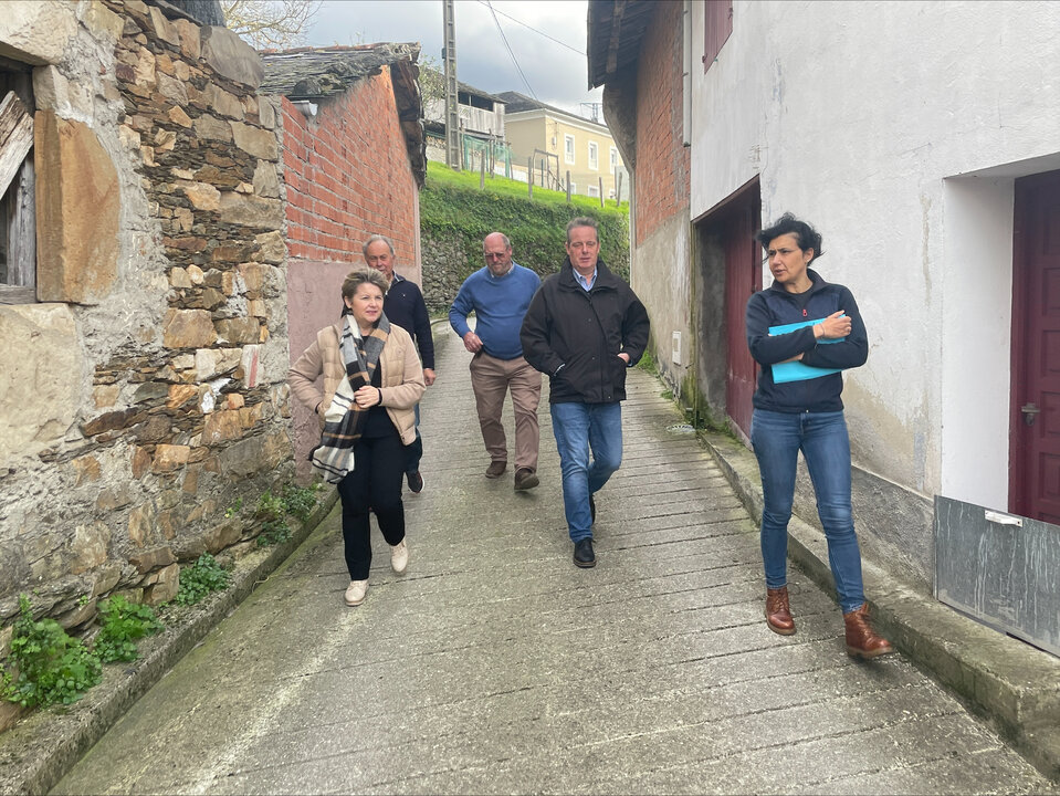 De izquierda a derecha, la alcaldesa de Villayón, Estefanía García;  José Antonio García, vecino del concejo; el concejal Valentín López, el consejero de Medio Rural, Marcelino Marcos y la técnica dela consejería, Patricia Neira, durante la visita a Ponticella.