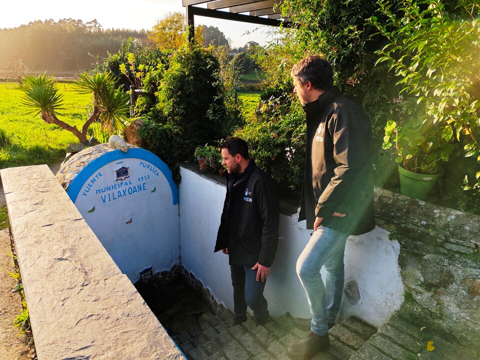 191224 FRAN CAJOTO E CARLOS GARCÍA NA FONTE DE VILAXOANE (FOZ)