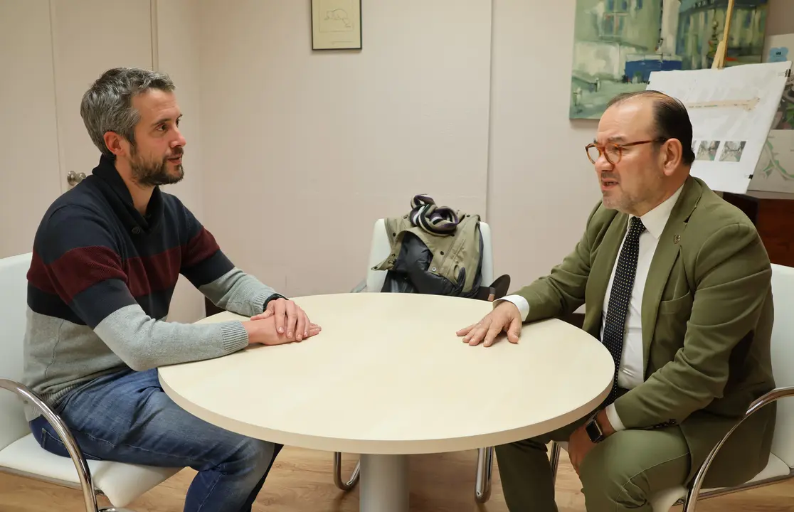 Rubén Arroxo, durante la reunión con Antonio López, rector de la USC