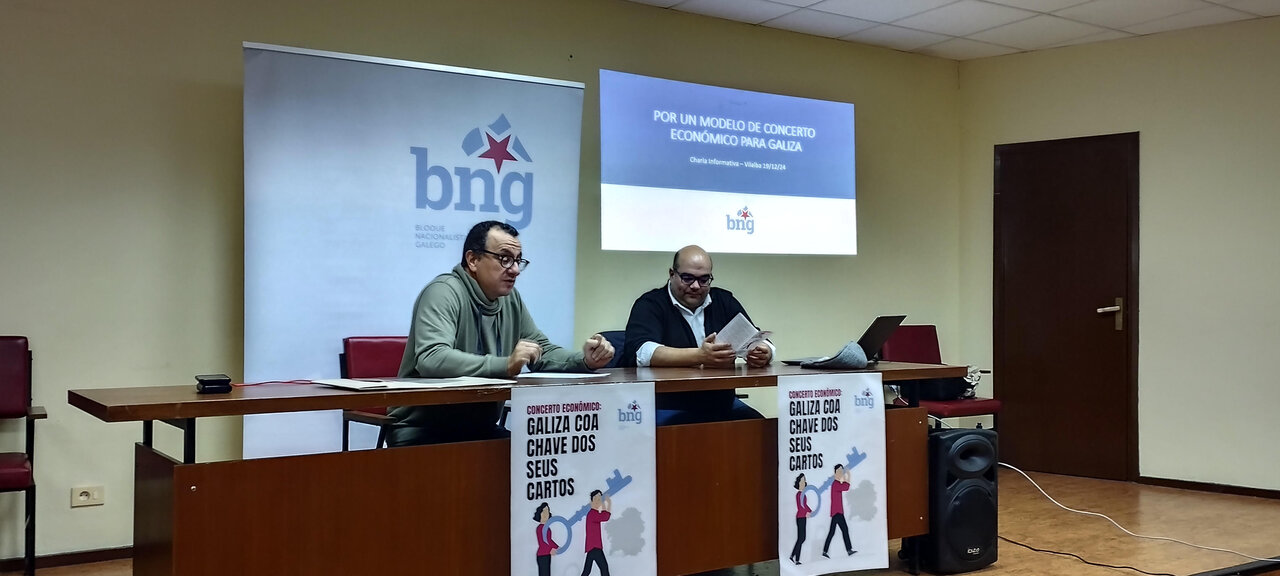 Xabier Novo y Rubén Cela, durante la charla sobre economía organizada por el BNG de Vilalba