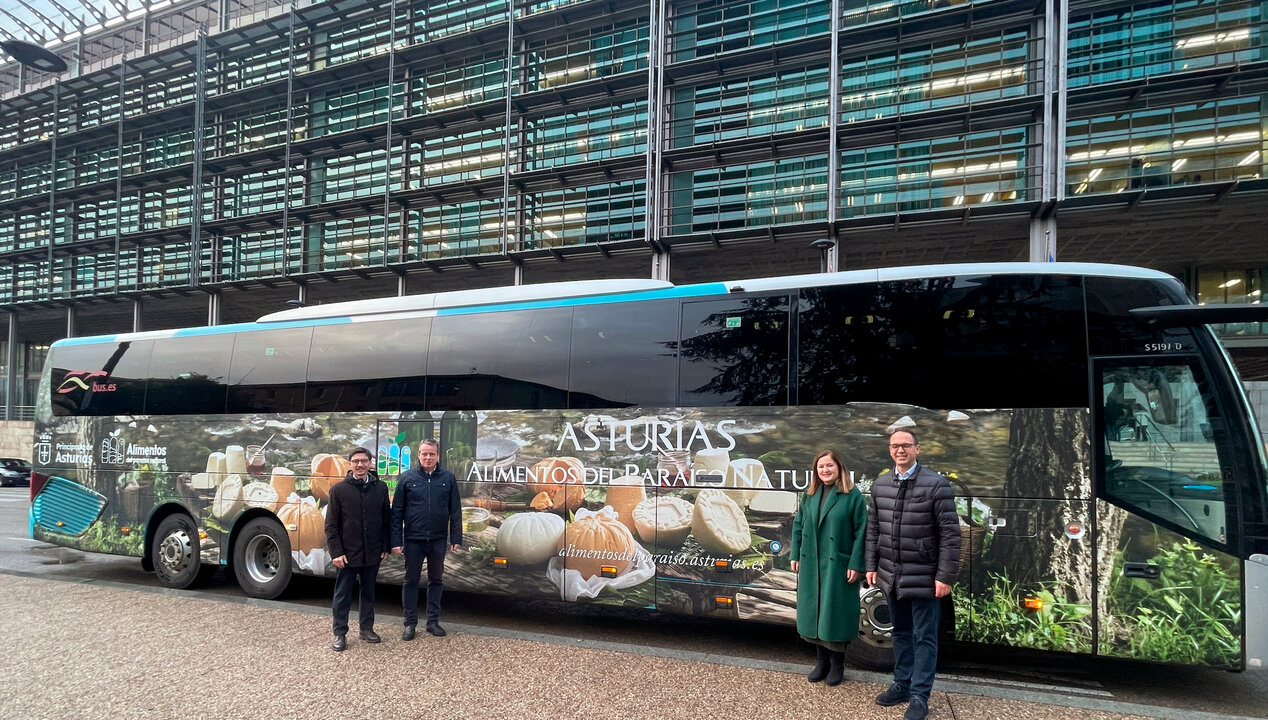 Autobús de Alsa rotulado con la campaña Alimentos del Paraíso Natural