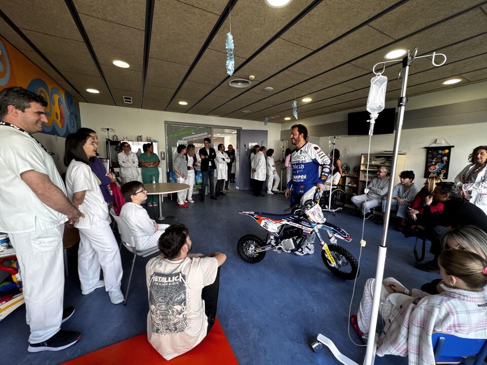 Javier Arias y Eduardo Iglesias entregaron regalos a los niños que se encuentran en el HULA