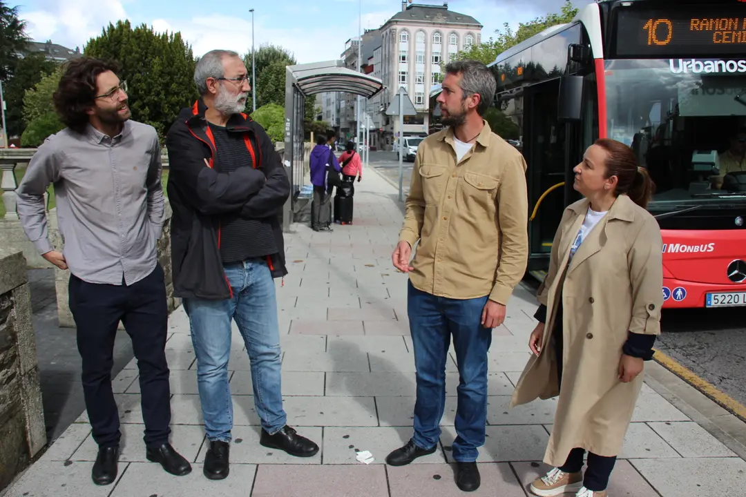 Rubén Arroxo y Alexandre Penas, ante una parada de la avenida de Ramón Ferreiro