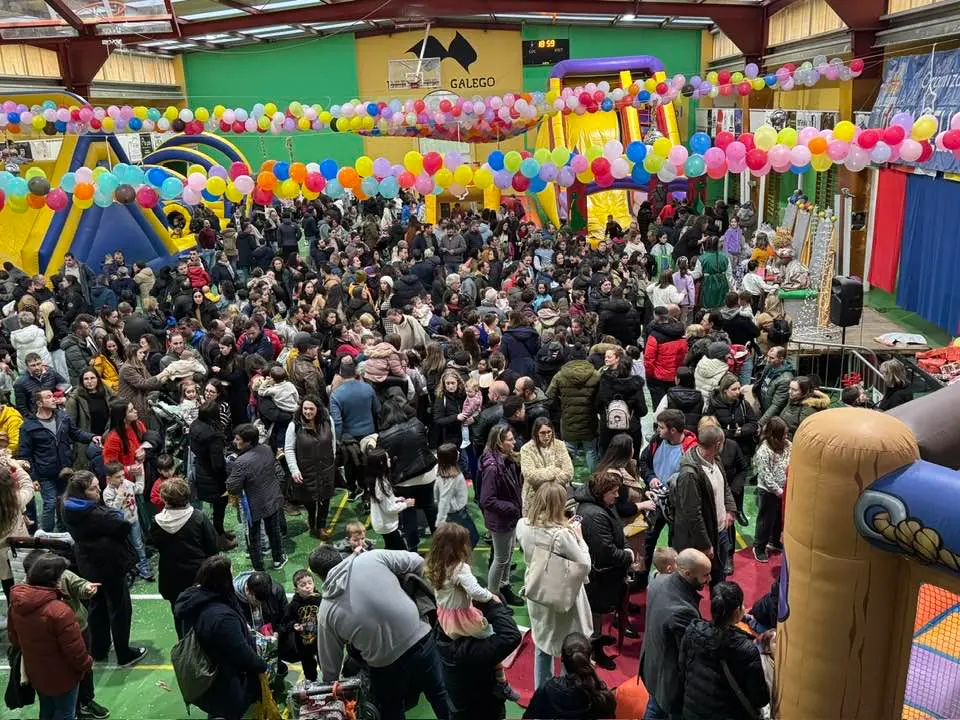 Los Reyes Magos fueron recibidos por cientos de personas en el Concello de Friol