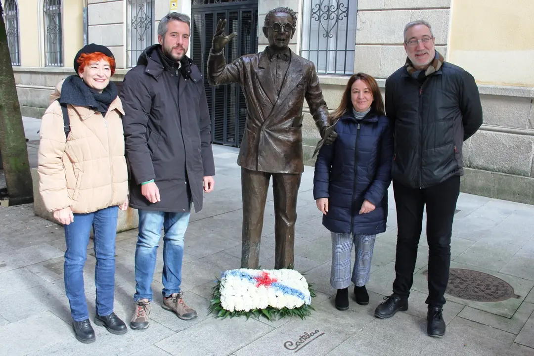 Los concelleiros del BNG de Lugo, junto a la escultura de Castelao