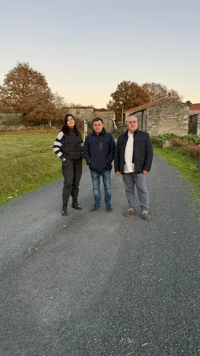 Eloy Pérez, alcalde de Monterroso, visita las obras de mejora del camino que une Bidouredo con Antas de Ulla