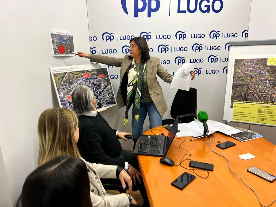 Elena Candia explica la propuesta popular para crear más plazas de aparcamiento en Lugo