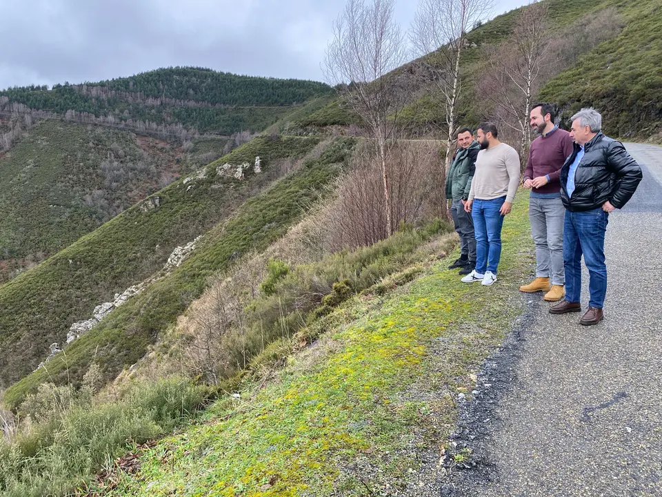 Los populares revisan uno de los taludes en el lateral de la carretera LU-P-1409, en Cervantes