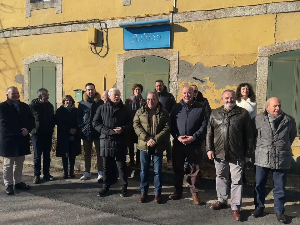 Los senadores del PP, en la estación de Rubián