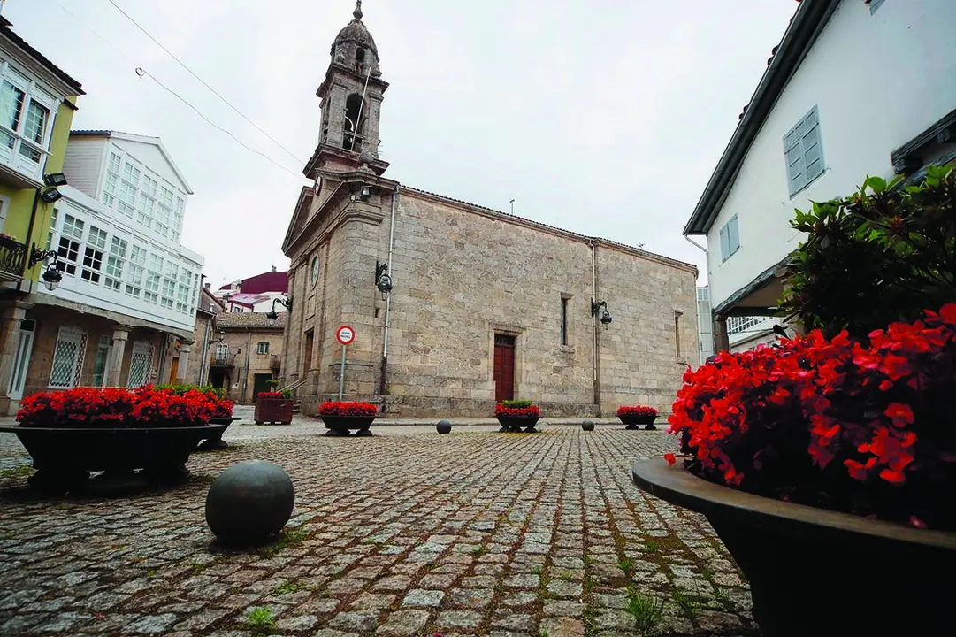 Fecha: 2020-06-03 Chantada, Iglesia de Santa Mariña y casa de la cultura Chantada