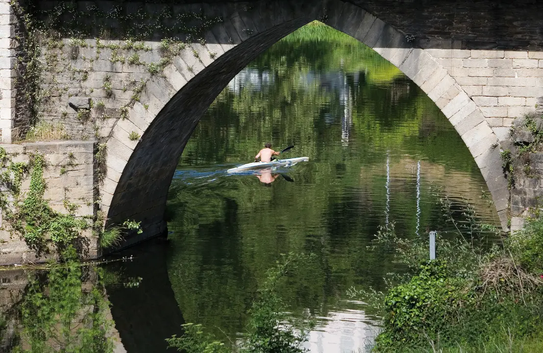 lugo, palista en el Miño, bajo a Ponte Romana