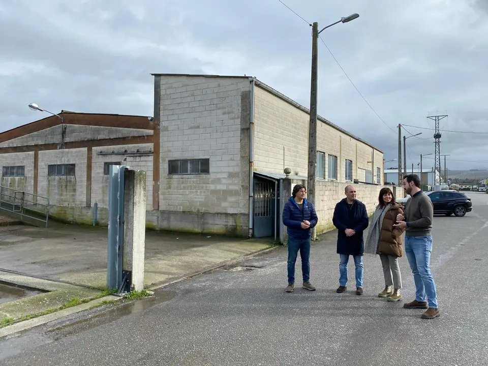 Deputados provinciais e concelleiros do PP nas inmediación do matadoiro de Sarria