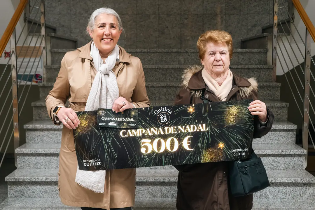 FOTO GUITIRIZ - O Concello de Guitiriz fai entrega do vale de 500 euros da campaña de Nadal do Comercio