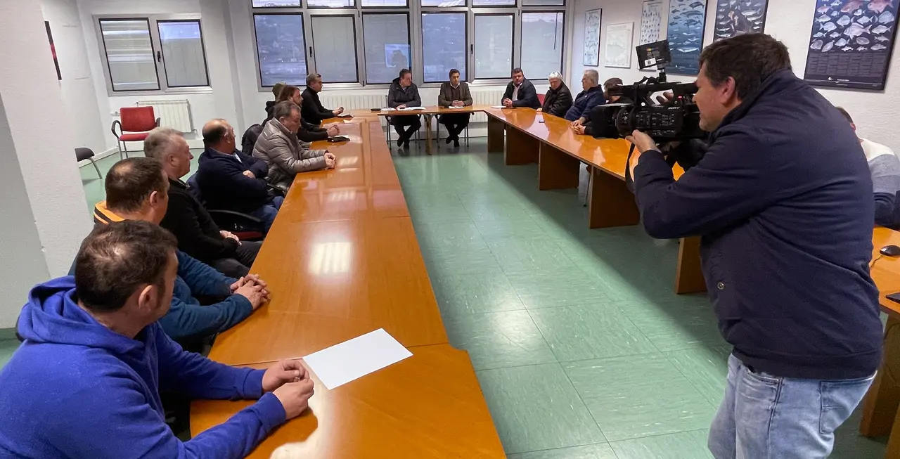 El consejero de Medio Rural se reunió con los patrones de las cofradías de Asturias para preparar la apertura de la campaña del oricio