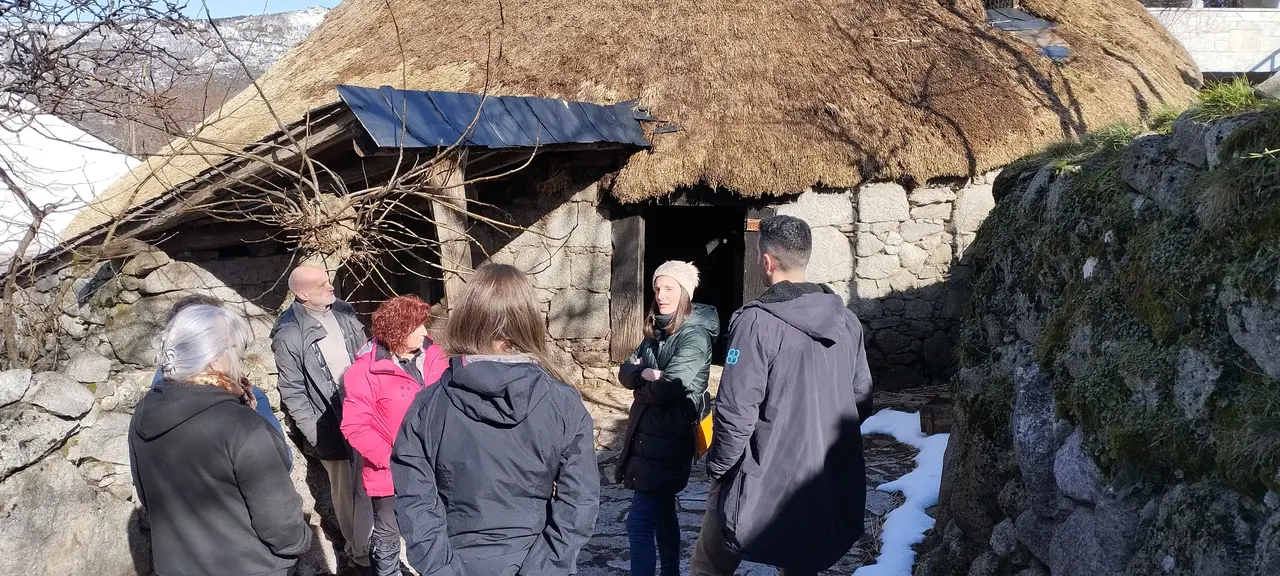 Olalla Rodil y Daniel García visitaron Piornedo y se reunieron con los propietarios de las pallozas