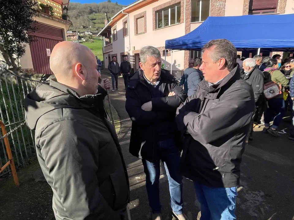 2025_02_08 consejero visita feria ganado Tineo 1