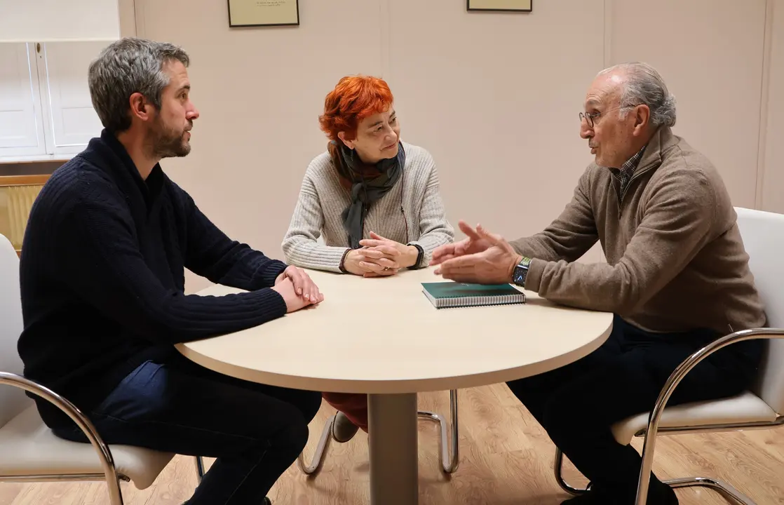 Arroxo, Ferreiro y Rozas, durante el encuentro entre el teniente de alcaldesa de Lugo y el nuevo presidente de la AECC de Lugo