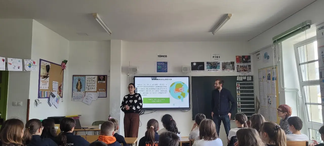 Los biólogos Paula Fernández y Alejandro Rodríguez impartieron la actividad sobre emergencia climática organizada por la UNED de Lugo en el CEIP A Milagrosa