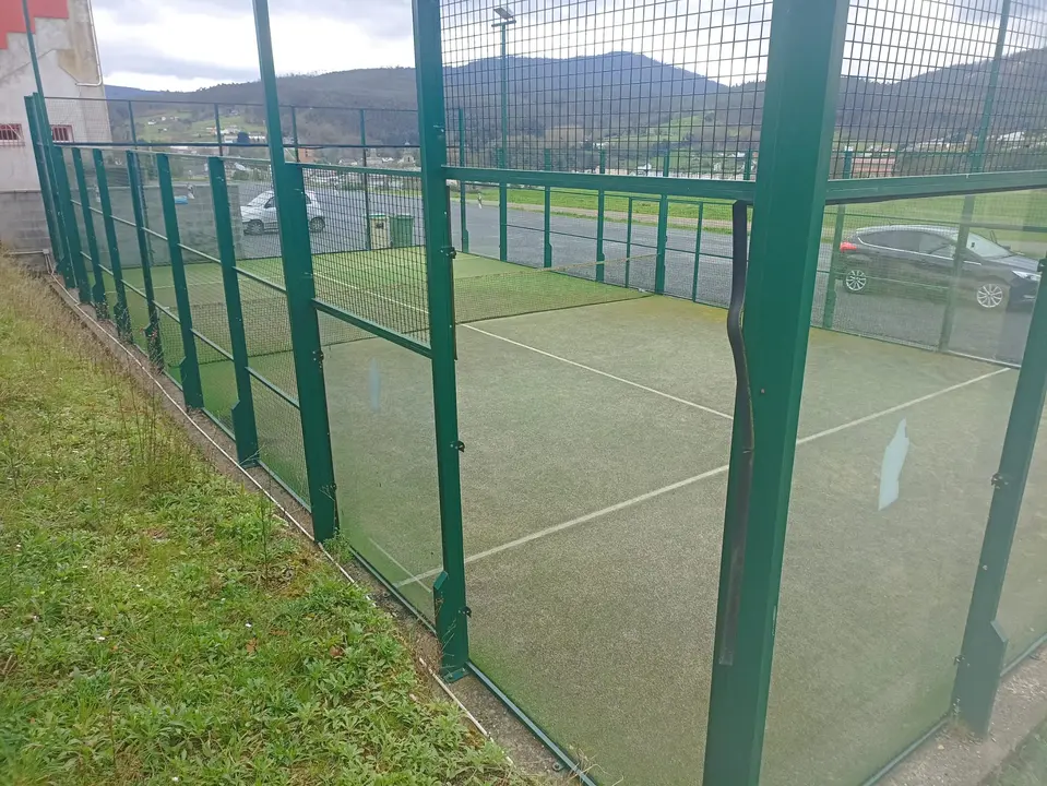 Pista pádel Lourenzá pechada por falta dun cristal