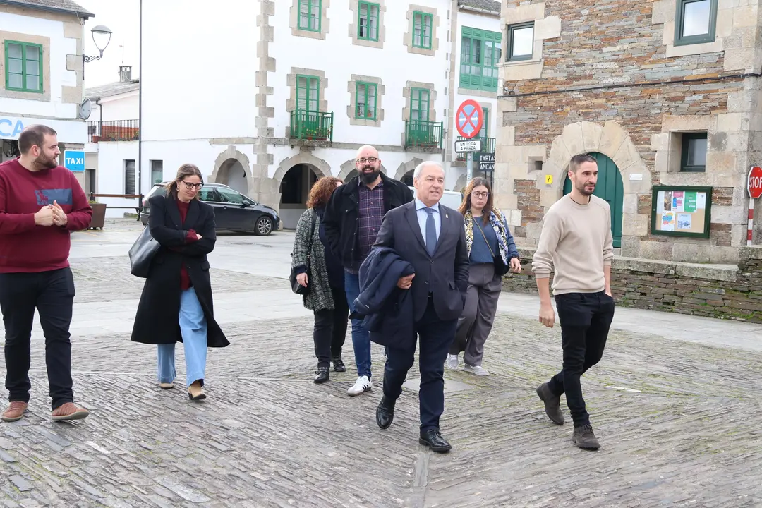 José Tomé estuvo presente en la toma de posesión de Óscar Martínez como concelleiro del PSOE en Portomarín