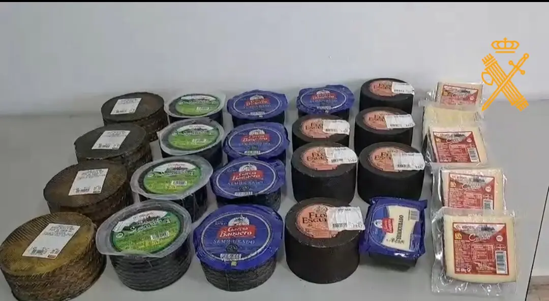 Las piezas de queso fueron encontradas por la Guardia Civil de Burela en el interior de un vehículo sin seguro ni ITV