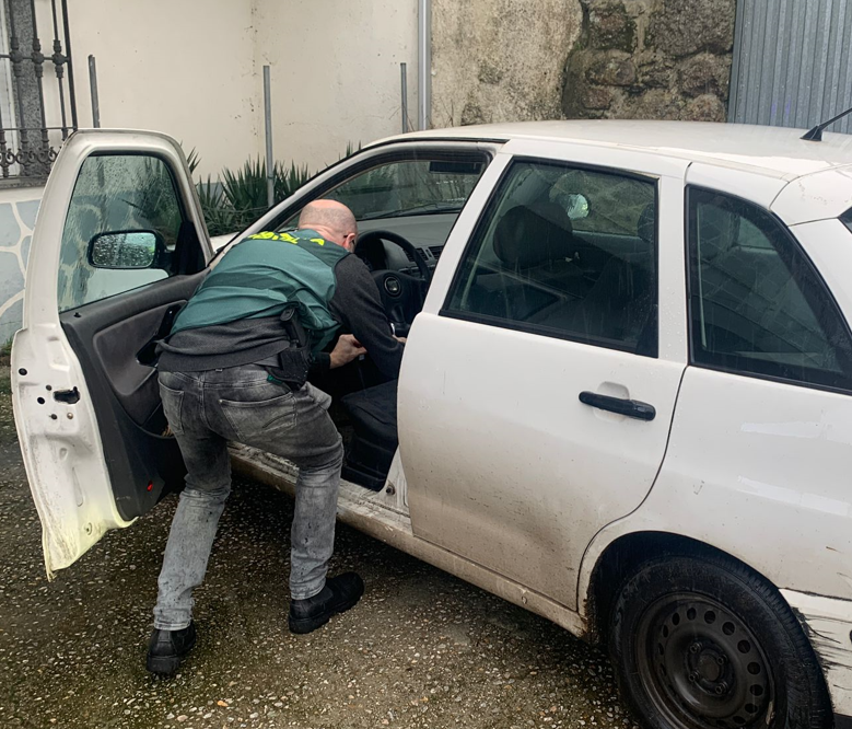 El vehículo del vecino de O Saviñao fue retenido por la Guardia Civil