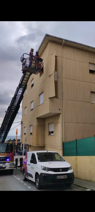 Los bomberos retiraron unas chapas sueltas de un edificio de Burela