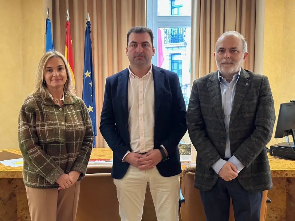 Por la izquierda, Sonia Fernández, responsable de la red de antenas camerales; Sergio Hidalgo y José Manuel Ferreira, tras la reunión. FIRMA: A. S.