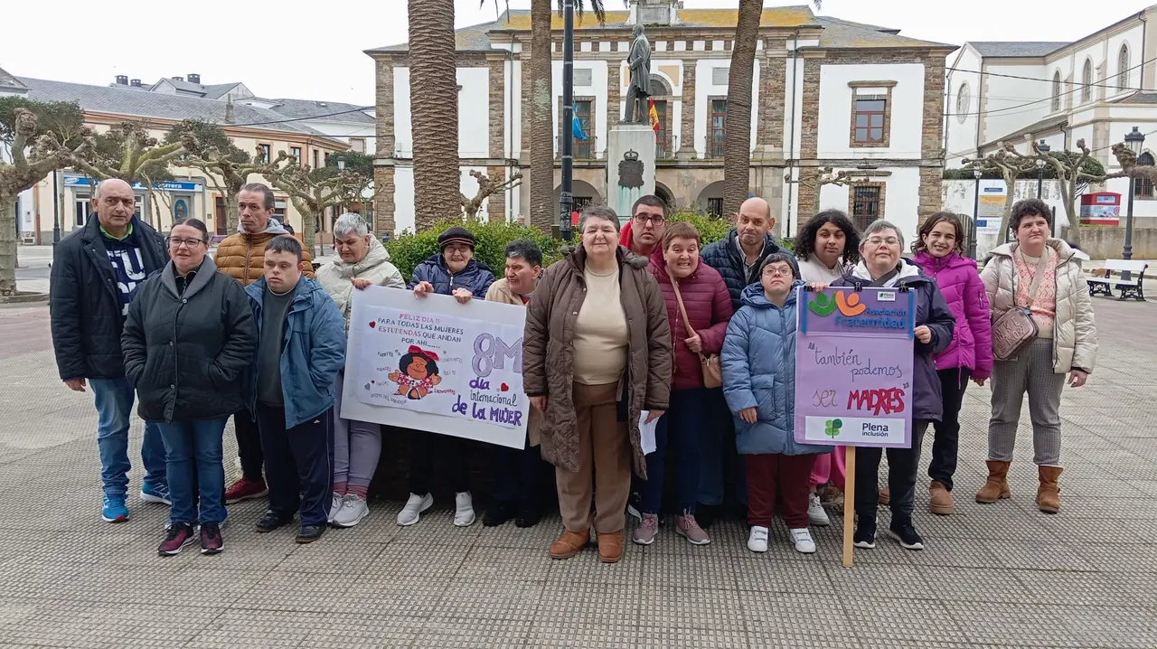 Representación de Fraternidad en el acto institucional Tapia de Casariego