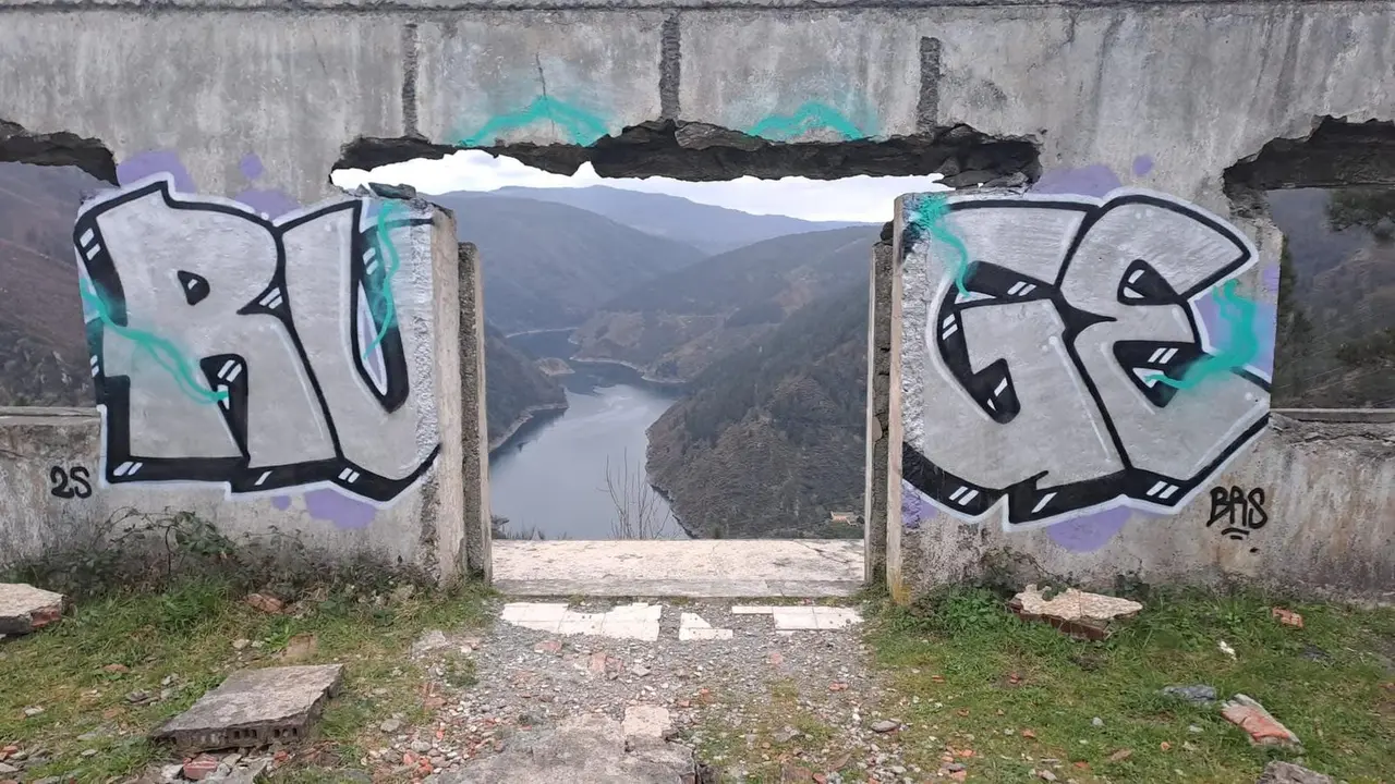 Grafitis en A Paicega (Foto: A.P)