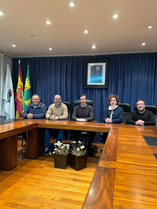 El alcalde Armando Castosa y el concelleiro Fernando Carreiras se reunieron con representantes de Moexmu